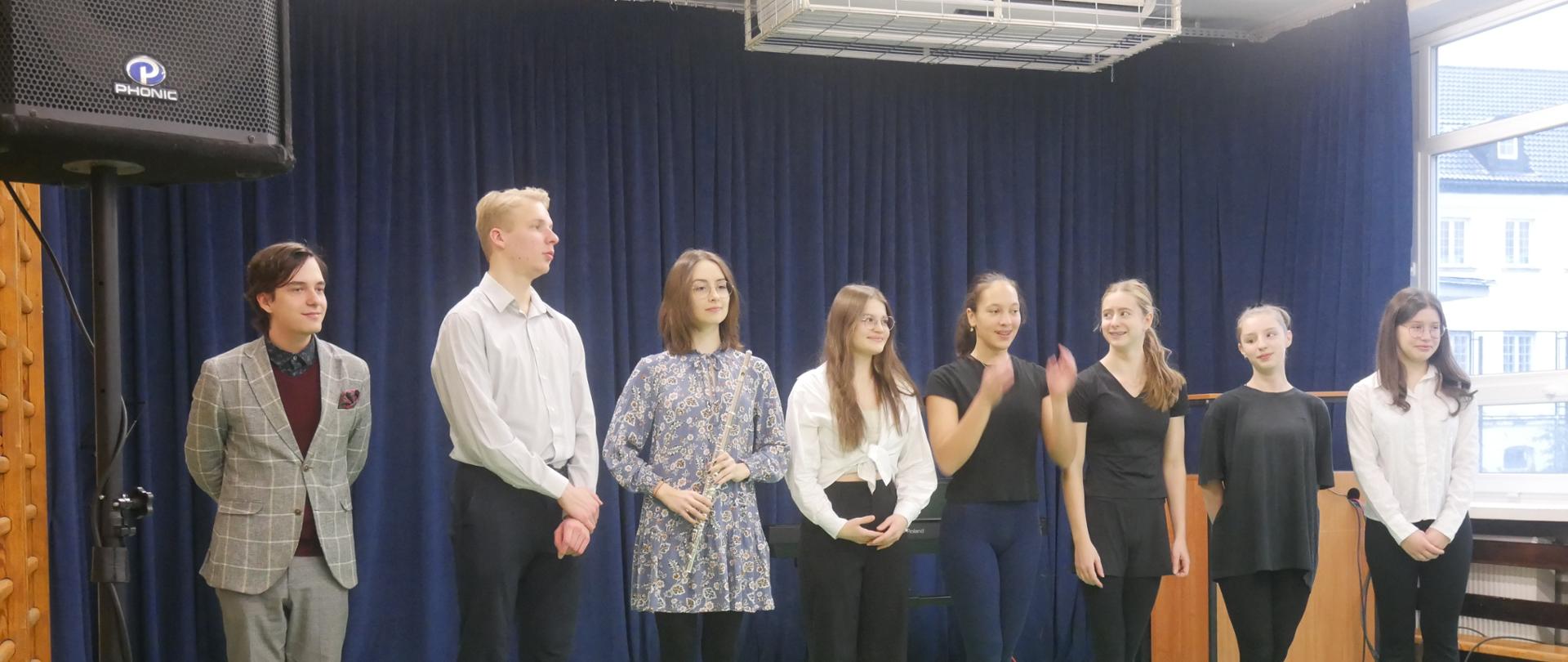 Ukłony artystów: Maciej, Paweł, Zosia Solomiia, Kristina Daria, Róża i Ustyna.