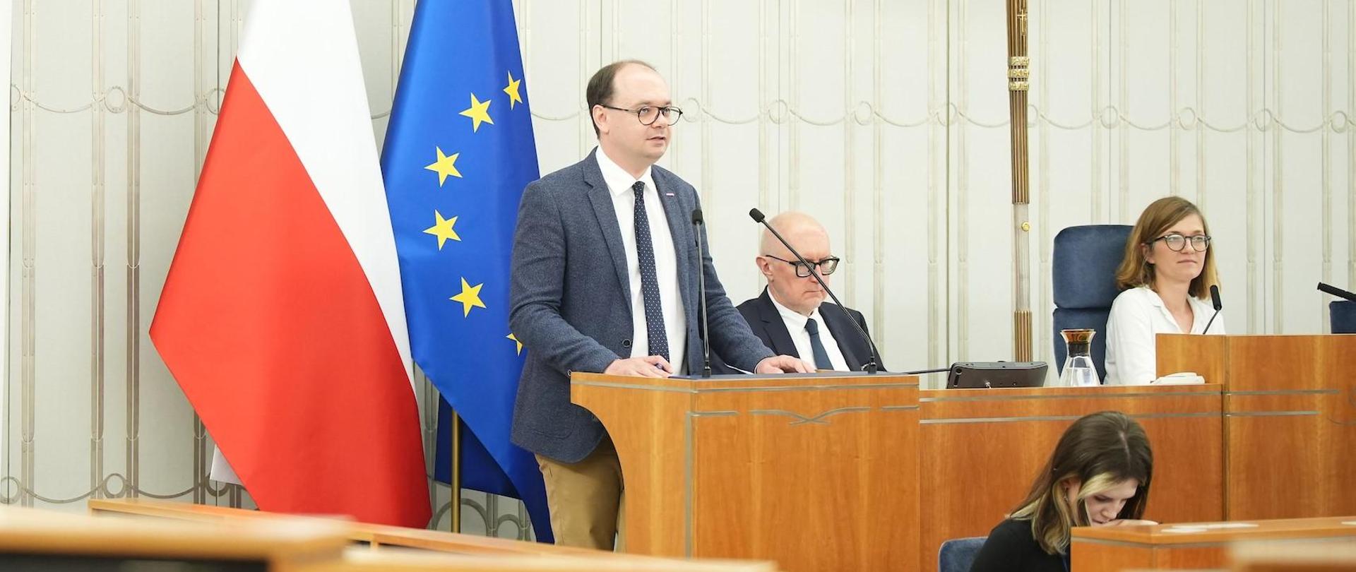 Senat jednomyślnie przyjął ustawę o zwiększeniu ochrony zdrowia kilkuset tysięcy pracowników i pracownic