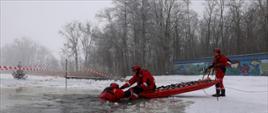 Strażacy podczas organizacji akcji podczas zarwania lodu