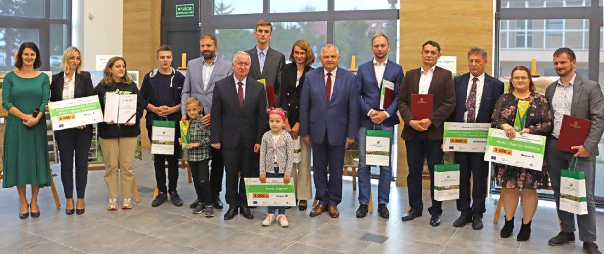 Zdjęcie wspólne Podsekretarza stanu R. Kamińskiego wraz z laureatami konkursu.