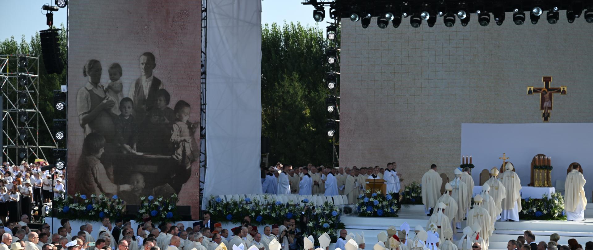 Markowa, 10.09.2023. Uczestnicy mszy wiêtej, sprawowanej w ramach uroczystoci beatyfikacyjnych rodziny Ulmów na stadionie w Markowej, 10 bm. 24 marca 1944 r. w Markowej na Podkarpaciu niemieccy ¿andarmi zamordowali omioro ¯ydów, Józefa Ulmê, jego ¿onê Wiktoriê, bêd¹c¹ w ostatnim miesi¹cu ci¹¿y oraz ich dzieci. (ad) PAP/Darek Delmanowicz