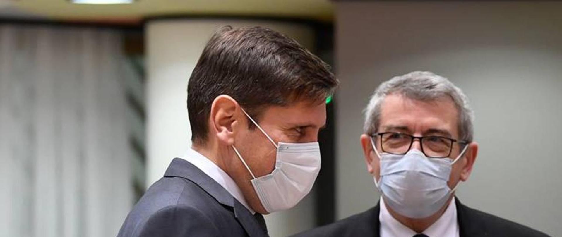 Wiceminister Wojciech Murdzek bierze udział w posiedzeniu rady COMPET w Brukseli. wiceminister Wojciech Murdzek rozmawia z innymi uczestnikami posiedzenia rady.