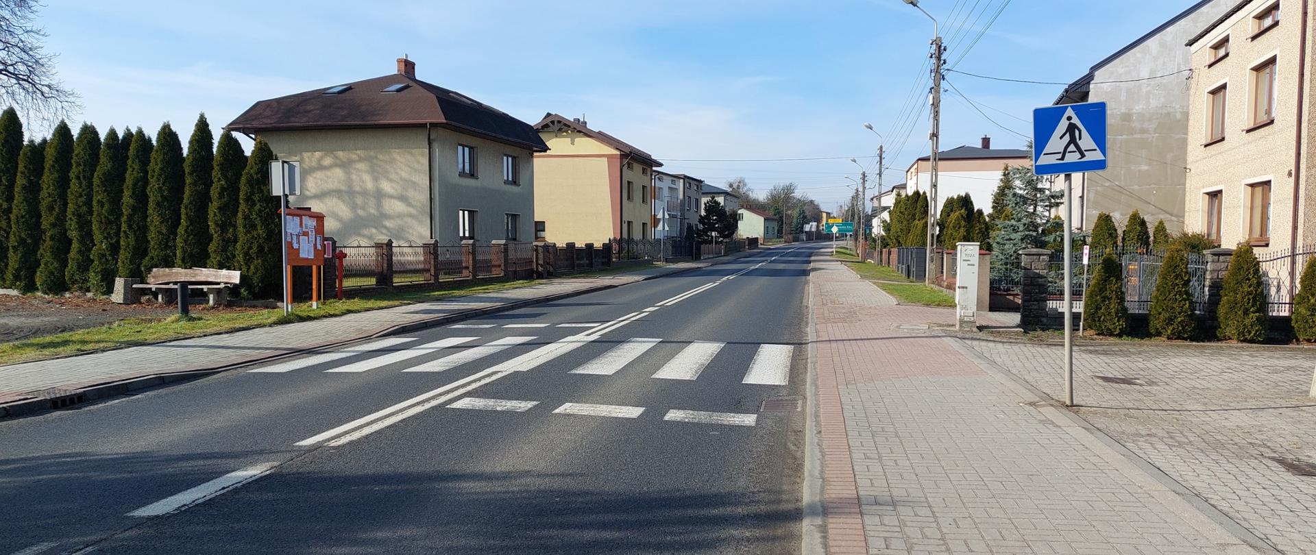 Na pierwszym planie widzimy przejście dla pieszych bez dedykowanego oświetlenia. Po zrealizowaniu zadania będzie jaśniej i bezpieczniej dla niechronionych uczestników ruchu - pieszych. Powstanie m.in. dedykowane doświetlenie takich przejść