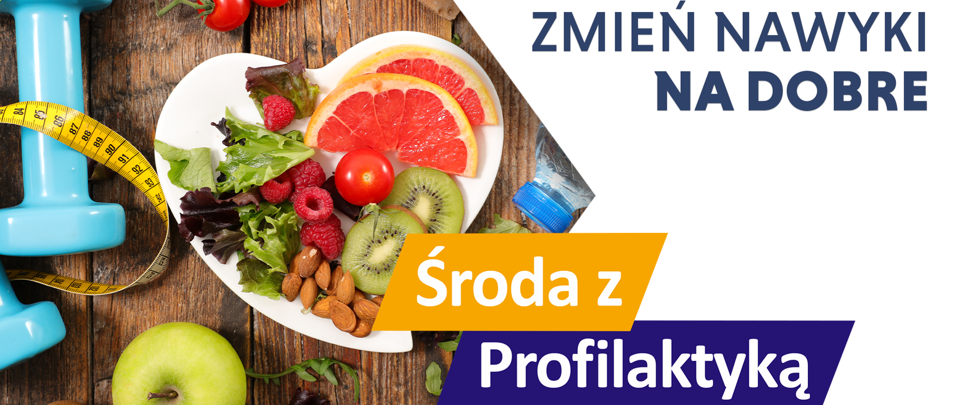 talerz w kształcie serca na którym są owoce, orzechy i sałata. Obok talerza lezy jabłko, małe pomidory, woda, oraz hantel z miarką