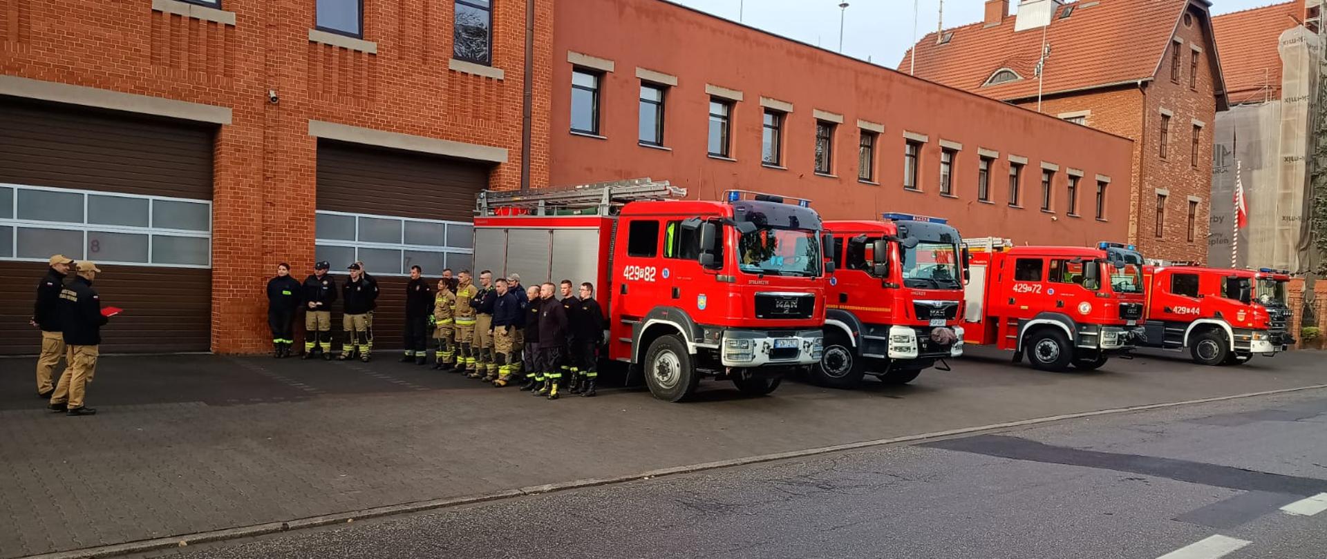 Na zdjęciu widać zbiórkę w miejscu koncentracji zastępów OSP wchodzących w skład Plutonu Wsparcia – Gniezno