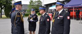 Na zdjęciu Śląski Komendant Wojewódzki wręcza awanse na wyższe stopnie służbowe strażakom z Wodzisławia Śląskiego
