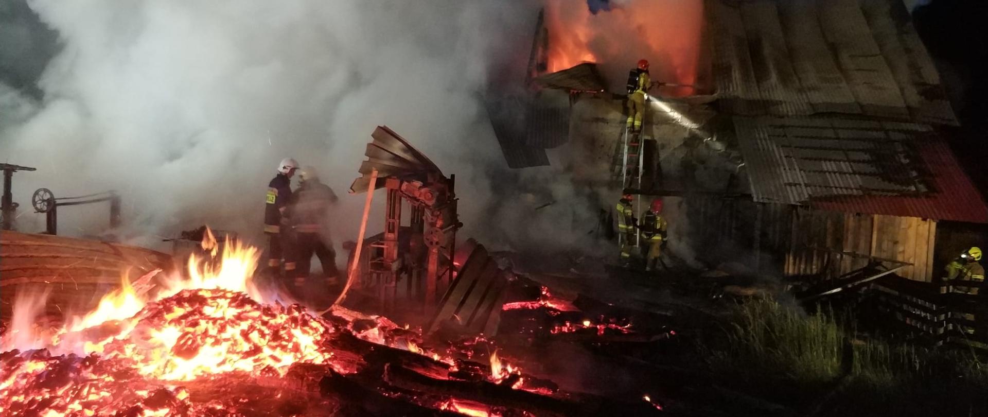 W ogniu budynek mieszkalny oraz pozostałości budynku gospodarczego. Strażacy gaszą pożar.