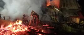 W ogniu budynek mieszkalny oraz pozostałości budynku gospodarczego. Strażacy gaszą pożar.