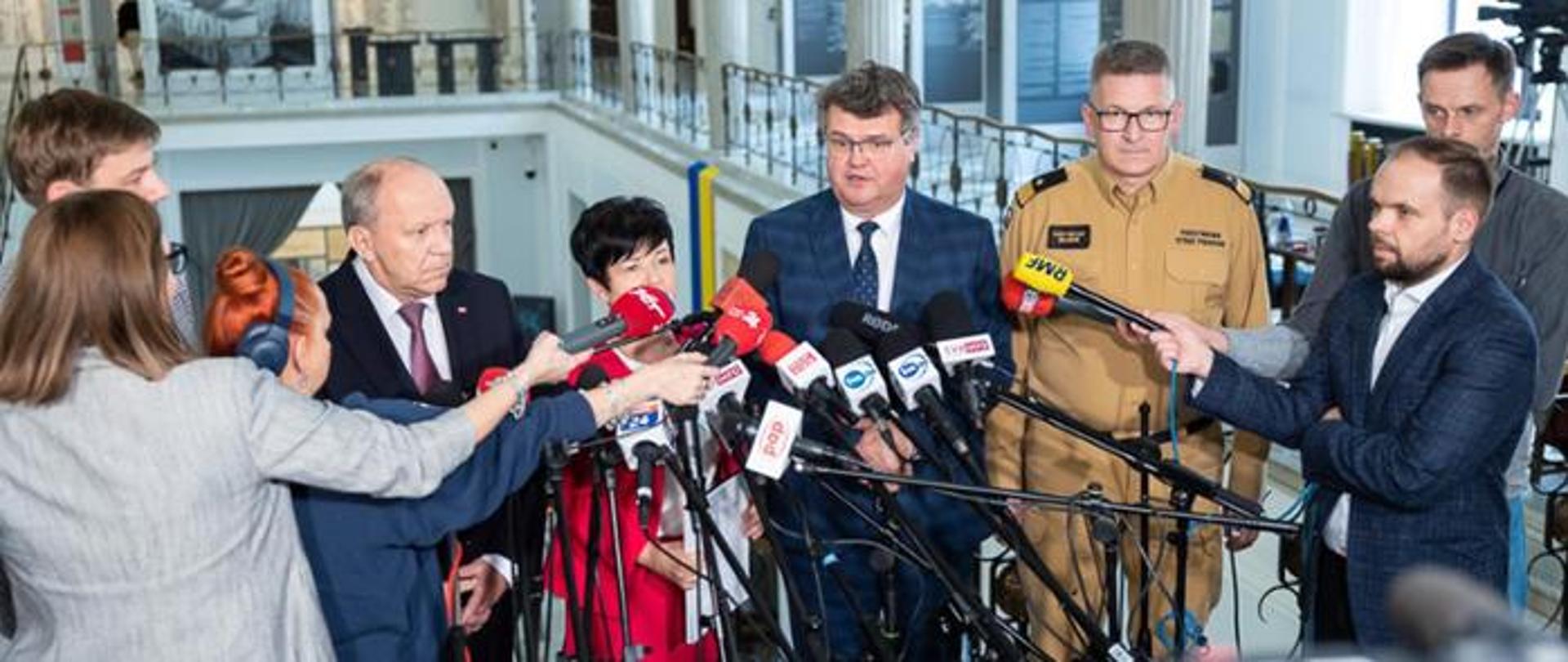 Na zdjęciu Sekretarz Stanu w Ministerstwie Spraw wewnętrznych i Administracji na konferencji prasowej z okazji uchwały środków na rzecz MDP