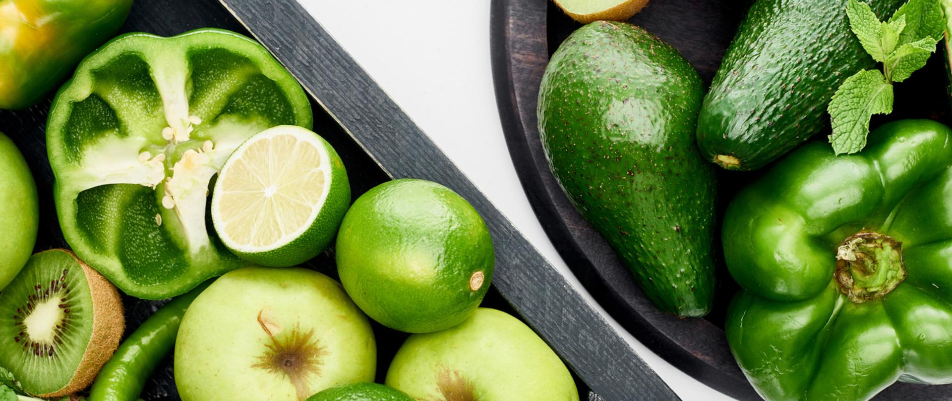 Na zdjęciu są zielone warzywa i owoce.