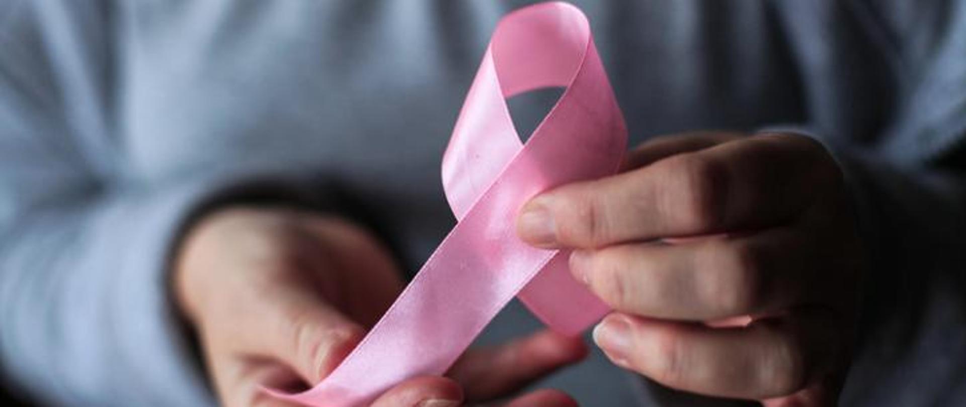Zdjęcie dłoni kobiety z różową wstążką
