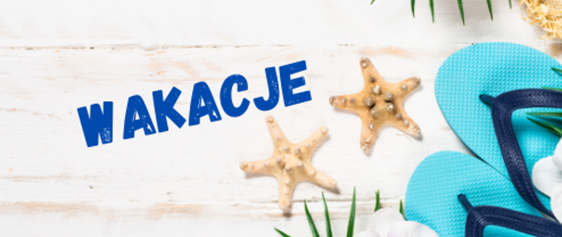 Napis wakacje na piaszczystym tle. Z prawej strony fragment niebieskich klapek i dwie rozgwiazdy.