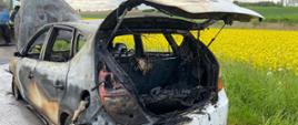 Na zdjęciu widać spalony pojazd osobowy 