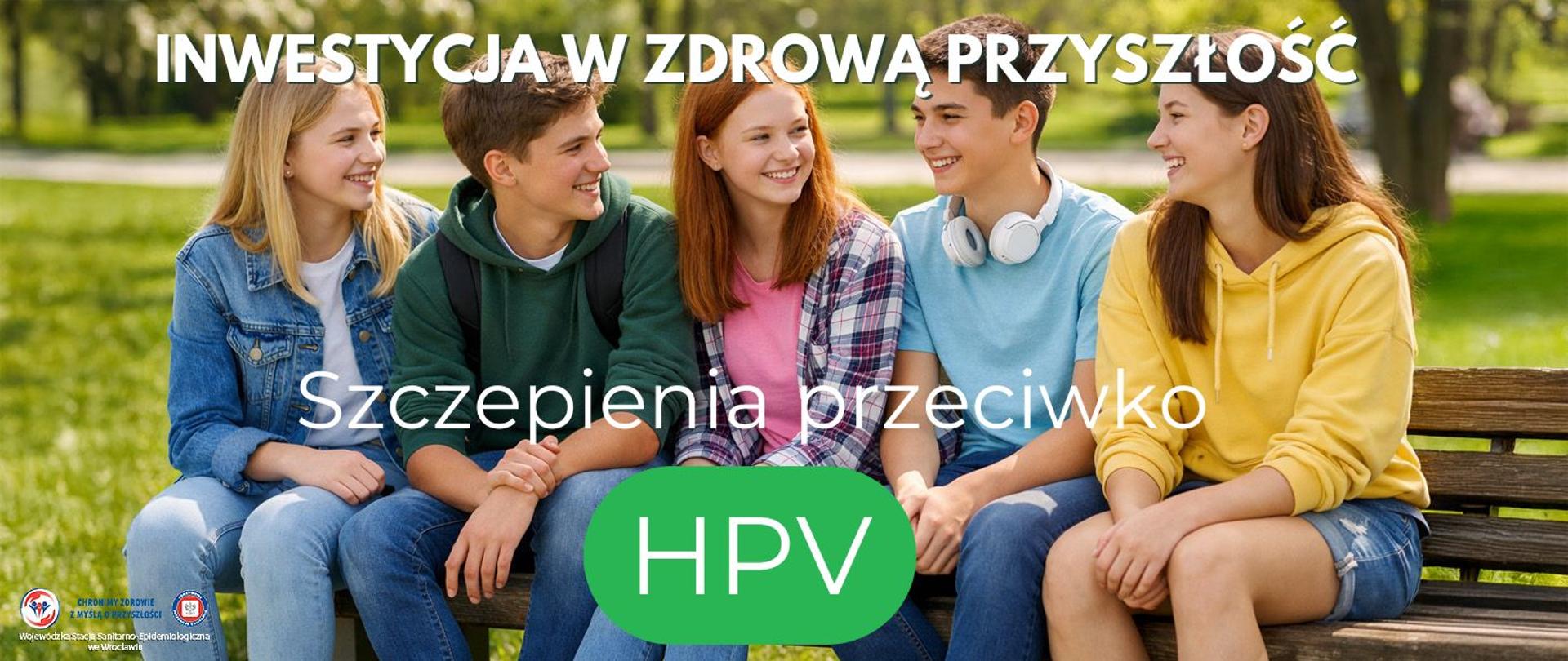 Grupa nastolatków (dziewczęta i chłopcy) spacerujących lub siedzących w parku, na boisku szkolnym lub na ławce w wiosennej scenerii.