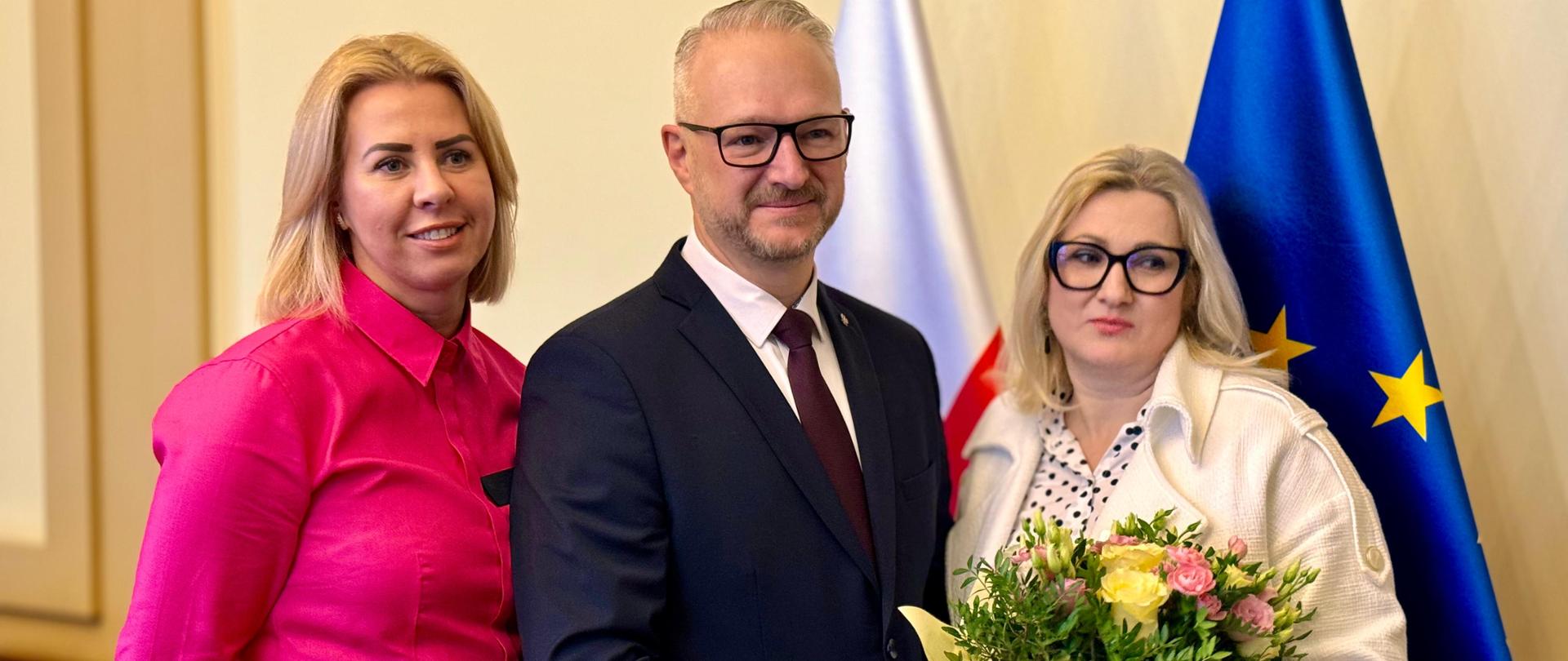 Dyrektor Wydziału Organizacji i Kadr Joanna Selwon, Wojewoda Radosław Król i Pani Urszula Kalinowska- kierownik oddziału w Wydziale Organizacji i Kadr Warmińsko-Mazurskiego Urzędu Wojewódzkiego w Olsztynie. 