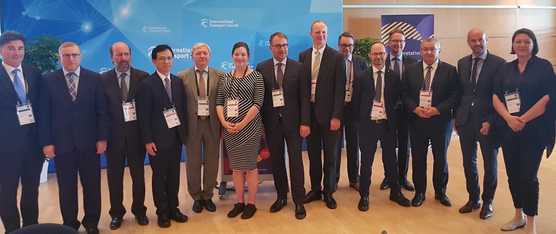 Uczestnicy Szczytu Ministrów Międzynarodowego Forum Transportu 2018 w Lipsku.
