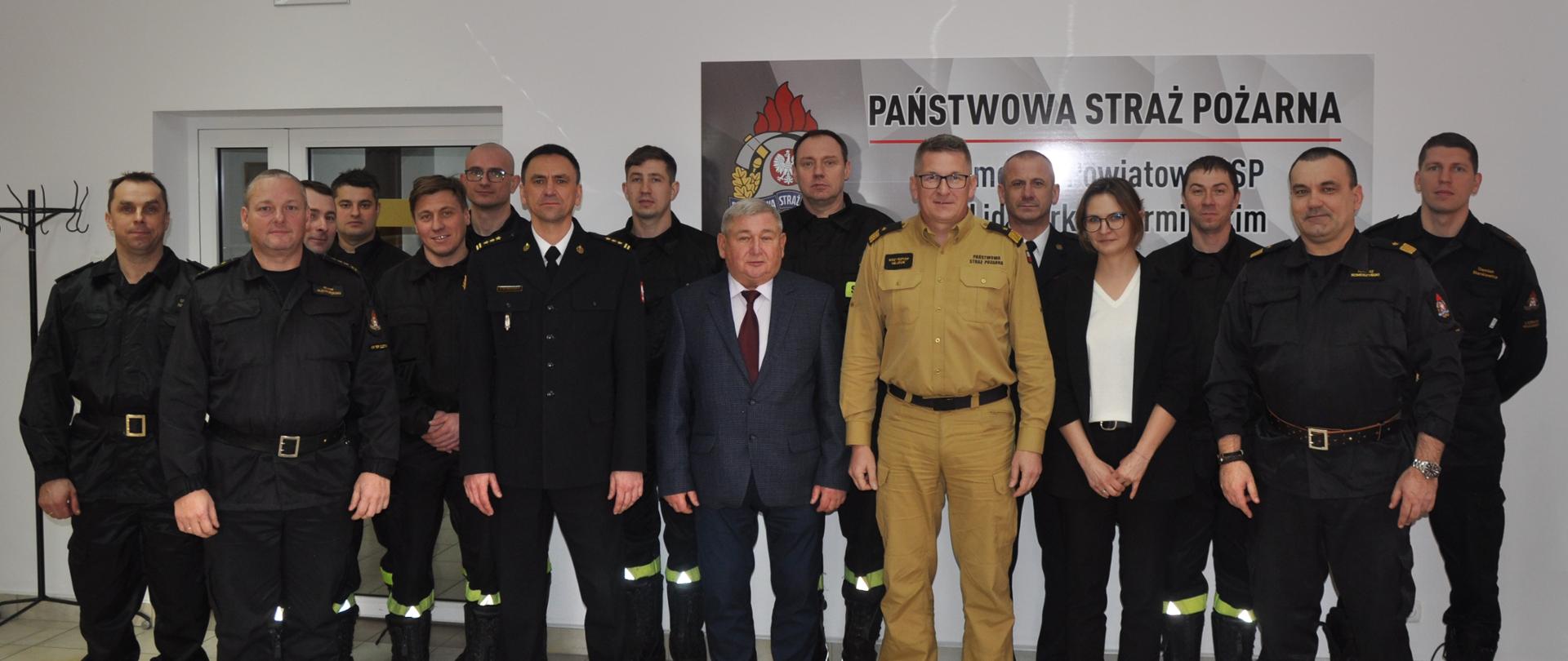  Zastępca komendanta głównego PSP na zdjęciu grupowym z załogą komendy powiatowe PSP w Lidzbarku Warmińskim