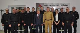  Zastępca komendanta głównego PSP na zdjęciu grupowym z załogą komendy powiatowe PSP w Lidzbarku Warmińskim