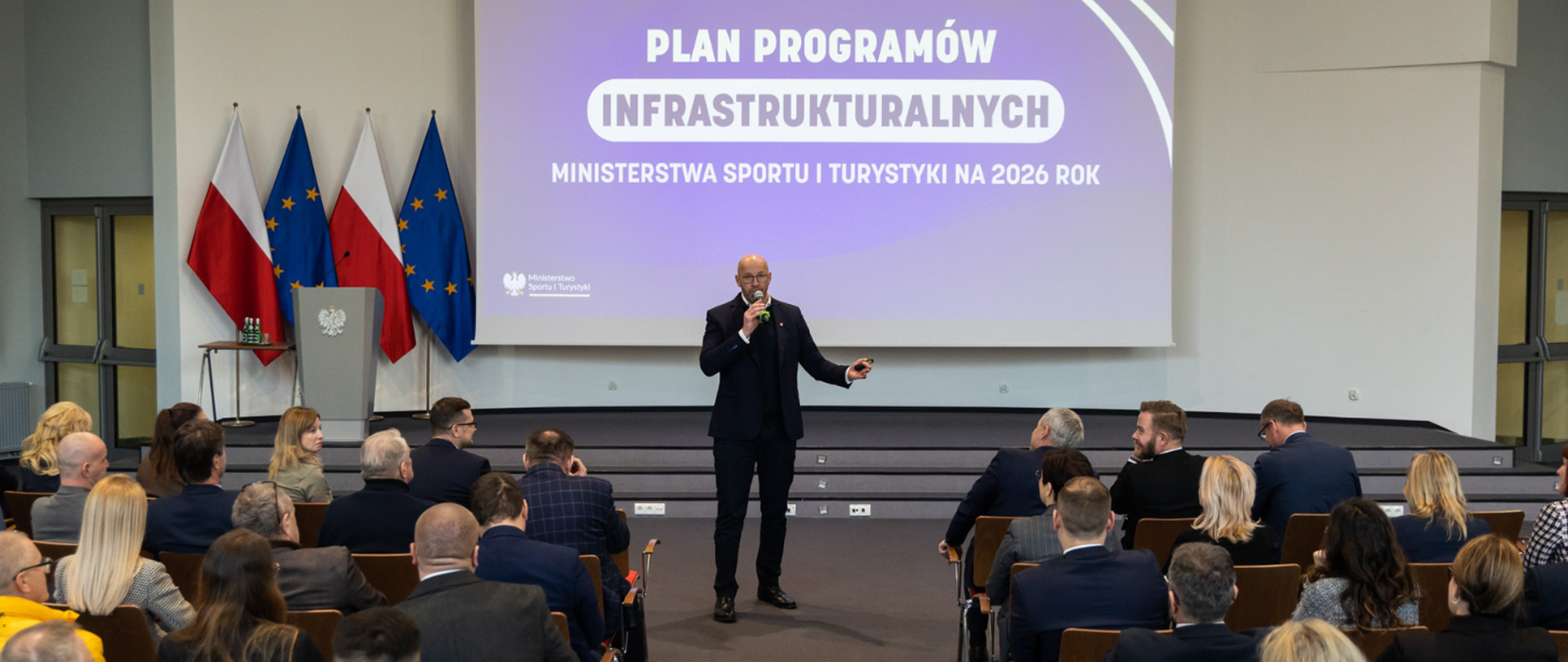 Minister Sportu i Turystyki Jakub Rutnicki podczas warsztatów szkoleniowych dla samorządowców z województwa kujawsko-pomorskiego i pomorskiego w Kujawsko Pomorskiego Urzędu Wojewódzkiego. 