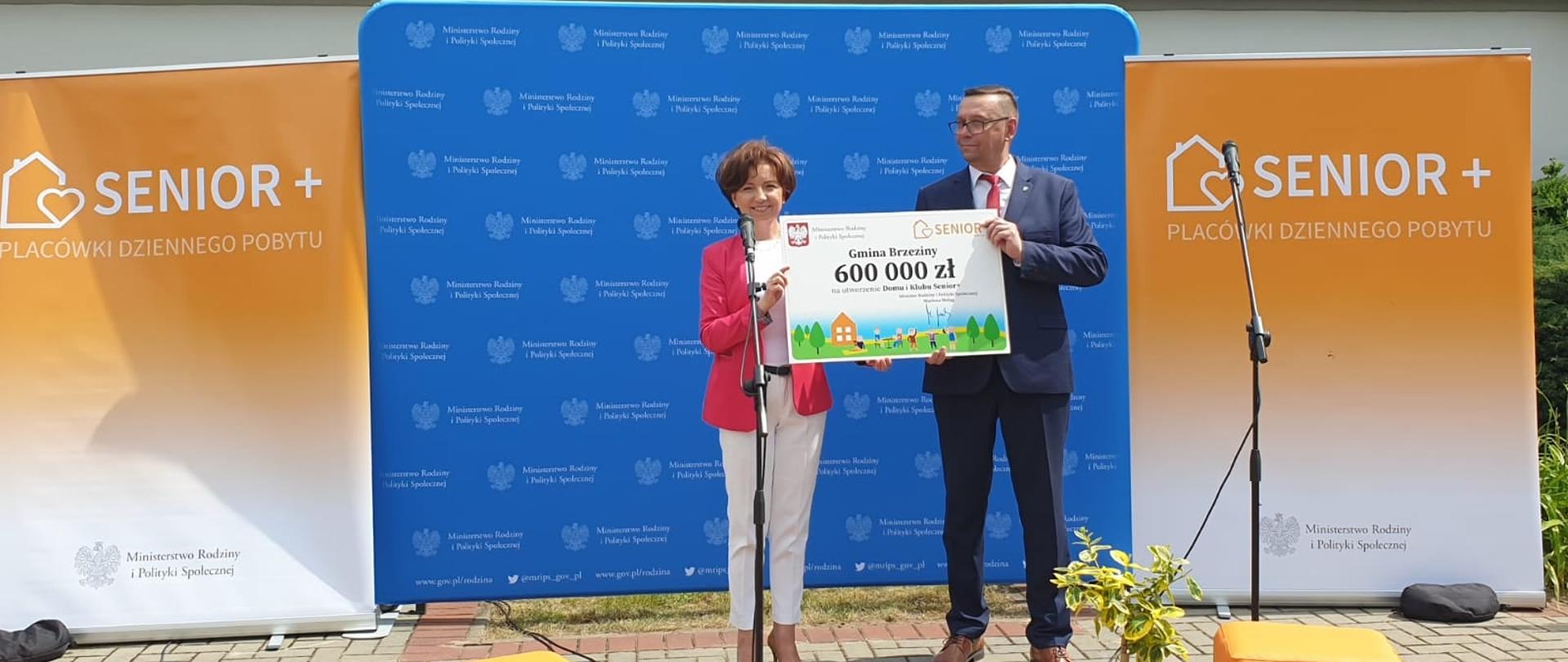 Minister Marlena Maląg wzięła dziś udział w przekazaniu promes na utworzenie Domu i Klubu Senior Plus w Brzezinach