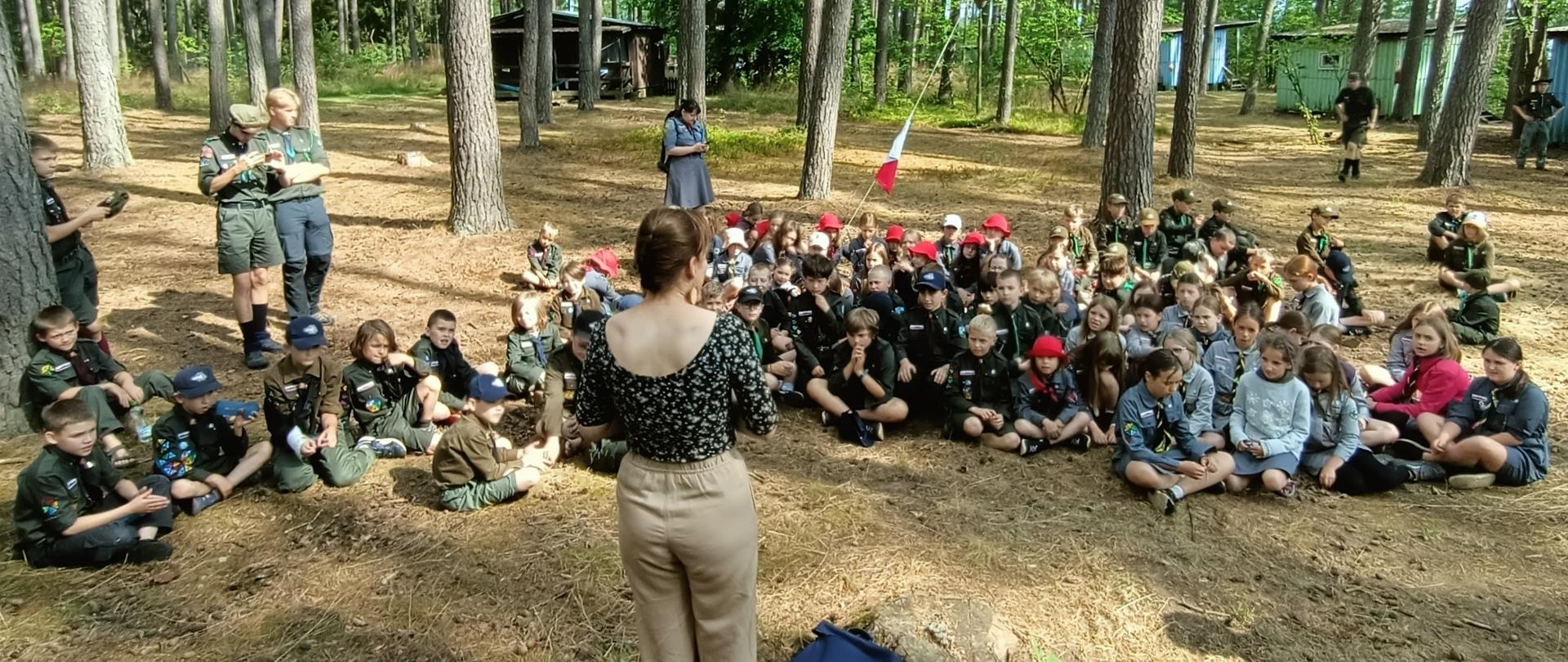 Spotkanie edukacyjne w lesie na obozie harcerskim w ramach akcji "Zdrowe wakacje"