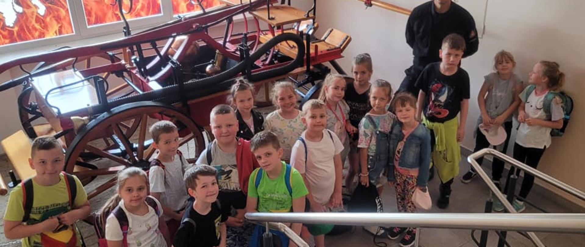 Wizyta uczniów Szkoły Podstawowej nr 3 w Obornikach u obornickich strażaków.