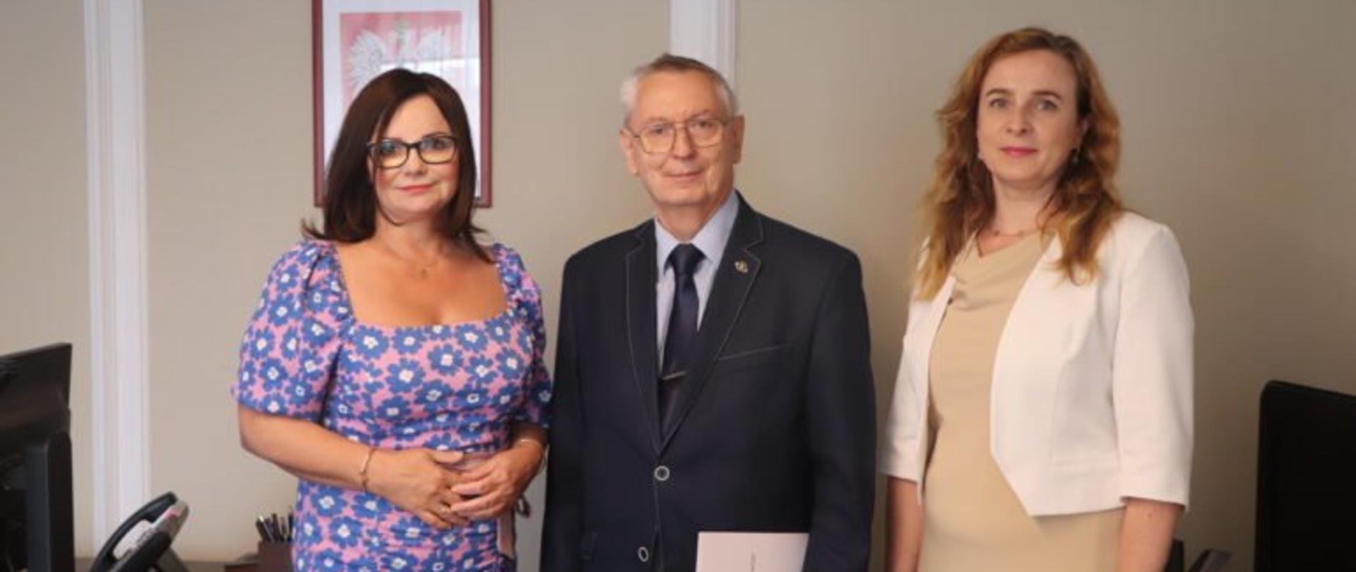 Od lewej wicewojewoda podkarpacki Jolanta Sawicka, dr n. med. Jan Gawełko i zastępca dyrektora Wydziału Polityki Społecznej Podkarpackiego Urzędu Wojewódzkiego