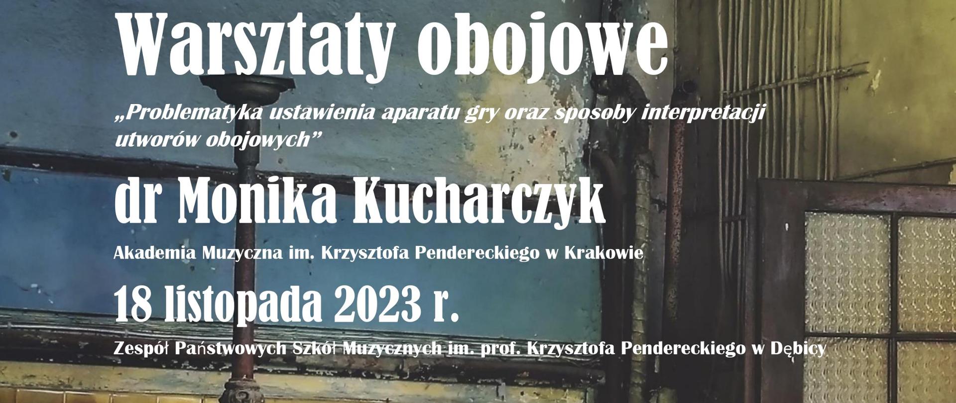 Plakat z wydarzeniem - warsztaty obojowe, które poprowadzi dr Monika Kucharczyk z Akademii Muzycznej w Krakowie; warsztaty odbędą się 18 listopada 2023r. w ZPSM w Dębicy; tłem plakatu jest zdjęcie prowadzącej zrobione w holu starego budynku, napisy na plakacie są w kolorze białym 