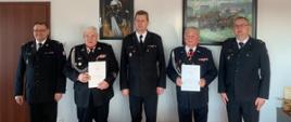 Na zdjęciu emerytowani strażacy OSP oraz Kierownictwo Komendy Miejskiej PSP w Częstochowie podczas uroczystego wręczenia świadczeń ratowniczych OSP