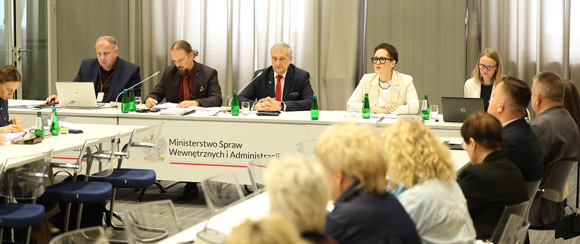Na zdjęciu widać m. in. wiceministra Wiesława Szczepańskiego, szefową Służby Cywilnej Anitę Noskowską-Piątkowską oraz innych uczestników spotkania