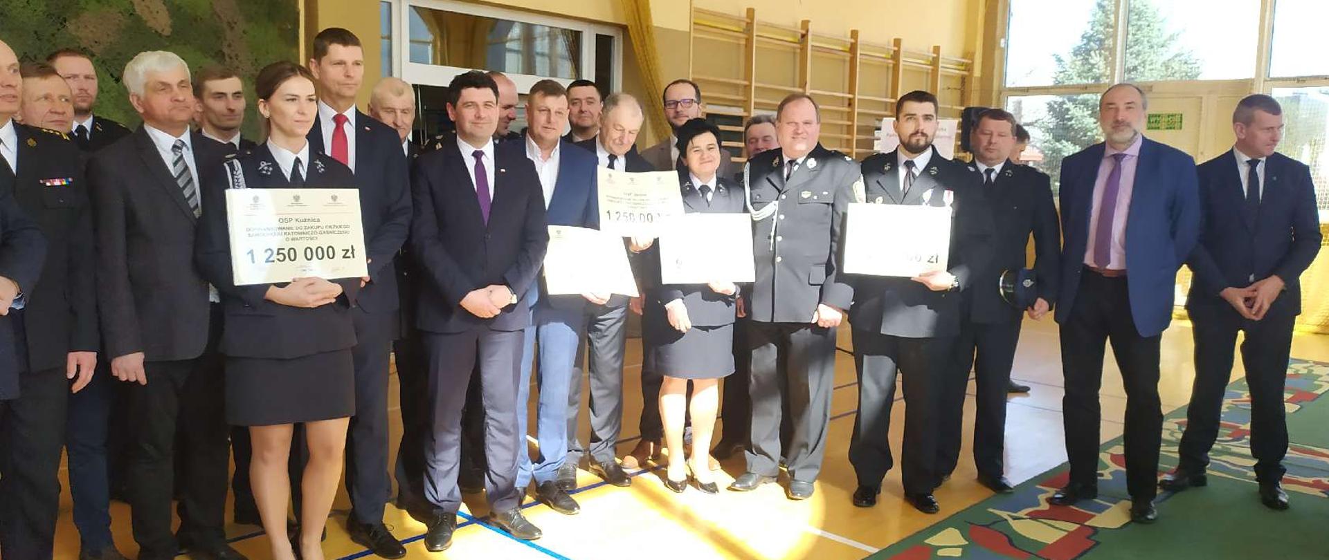 Białystok - uroczyste wręczenie promes na zakup samochodów ratowniczo - gaśniczych