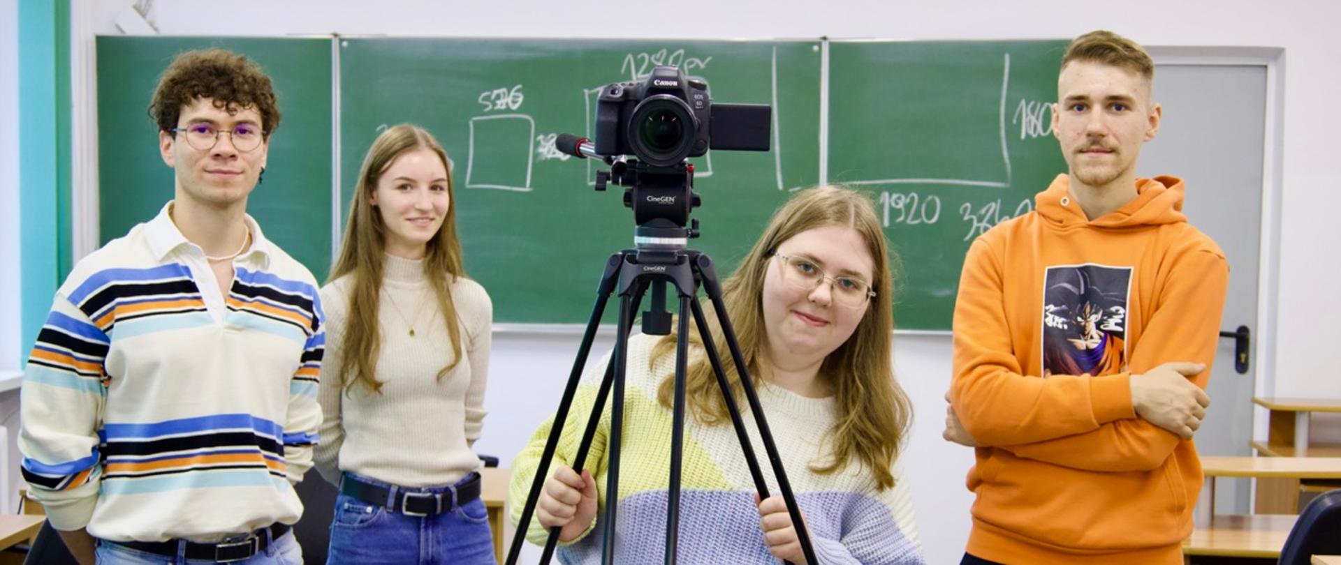 Czworo słuchaczy podczas zajęć z realizacji etiud filmowych w Studium Animatorów Kultury w Kaliszu