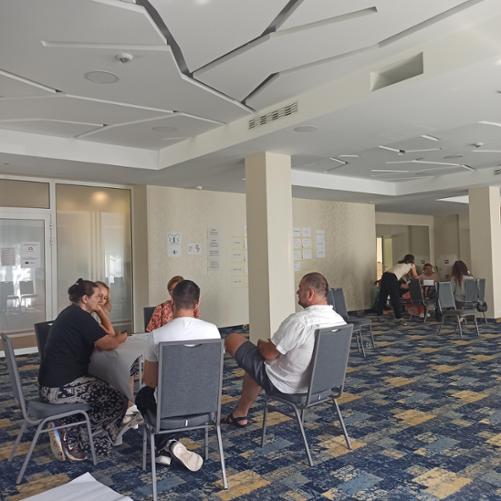 Ludzie siedzą przy stole