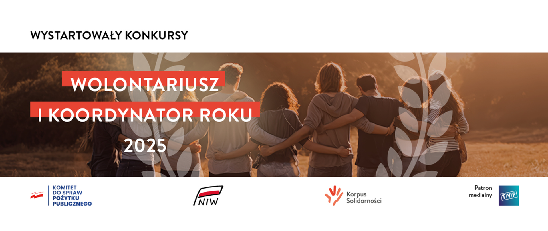 Grafika ilustruje informację o naborze do konkursów Wolontariusz i Koordynator Roku 2025. W tle zdjęcie: Otwarta przestrzeń, łąka, w tle drzewa. Grupa młodych osób stoi razem, tyłem do widza. Osoby stoją blisko siebie, jedna obok drugiej, obejmując się ramionami. Słońce podkreśla kontury postaci. Na grafice teksty: Wystartowały konkursy Wolontariusz i Koordynator Roku 2025. W dolnej części grafiki pasek z logami. Od lewej: Komitet do spraw Pożytku Publicznego, NIW, Korpus Solidarności oraz patron medialny: TVP.