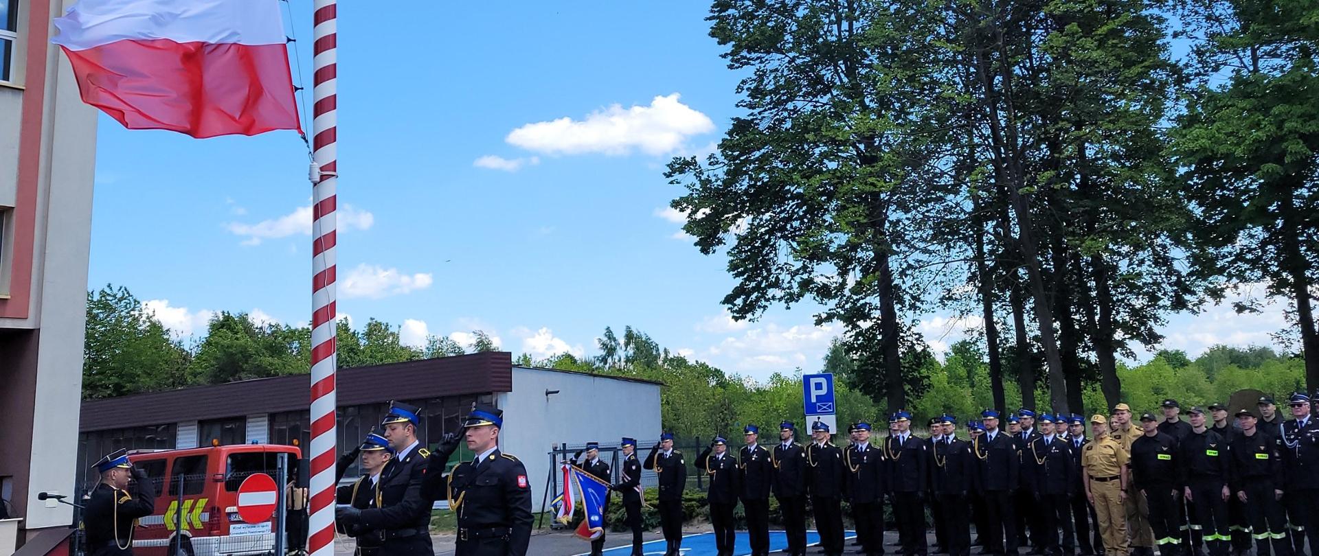 Zdjęcie przedstawia uczestników Obchodów Dnia Strażaka w KP PSP w Kłobucku 16 maj 2024 roku