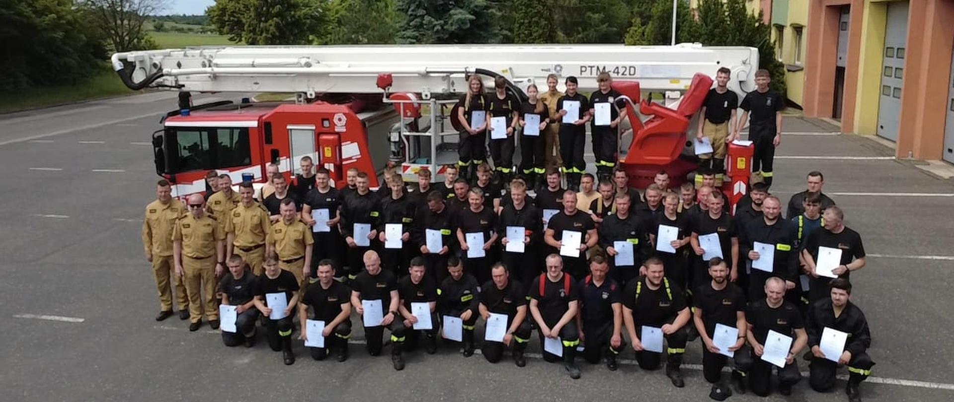 Na zdjęciu widzimy strażaków państwowej i ochotniczej straży pożarnej podczas zakończenia kursu podstawowego OSP. 