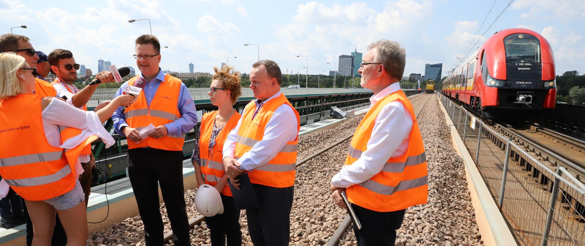 Kolejarze kończą prace na Moście Gdańskim w Warszawie