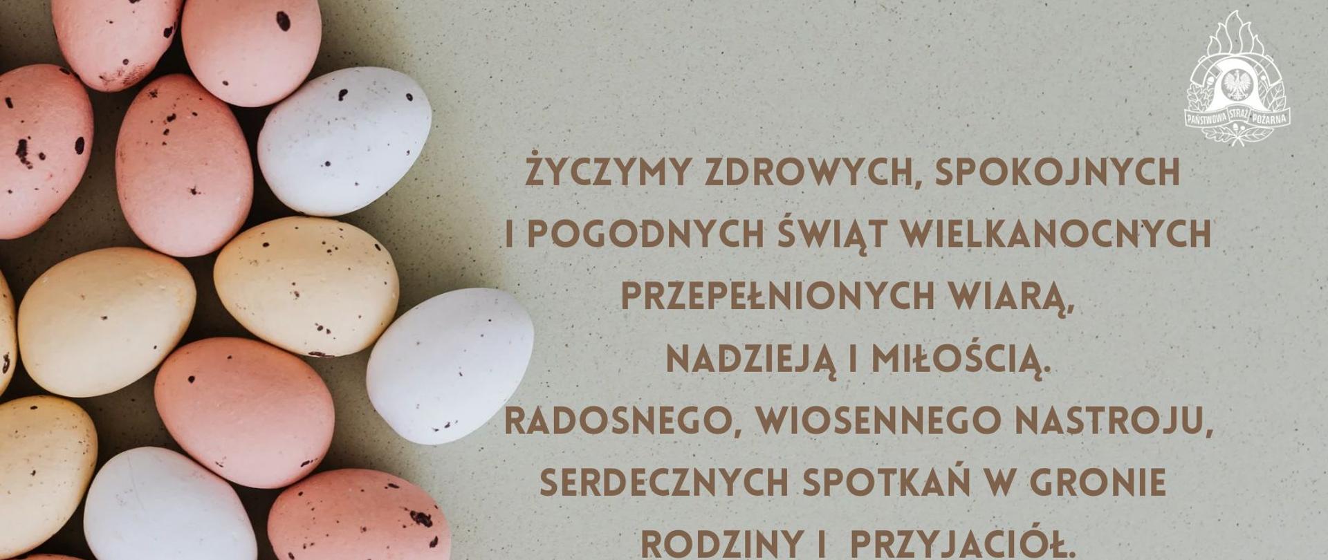 Kartka z życzeniami wielkanocnymi. Po lewej stronie zdjęcie jajek.