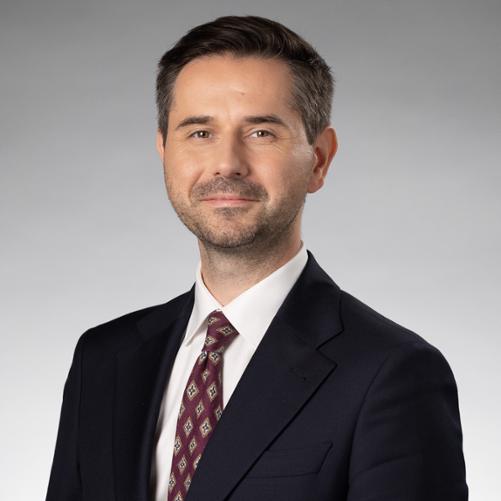 Uśmiechnięty mężczyzna na jasnym tle