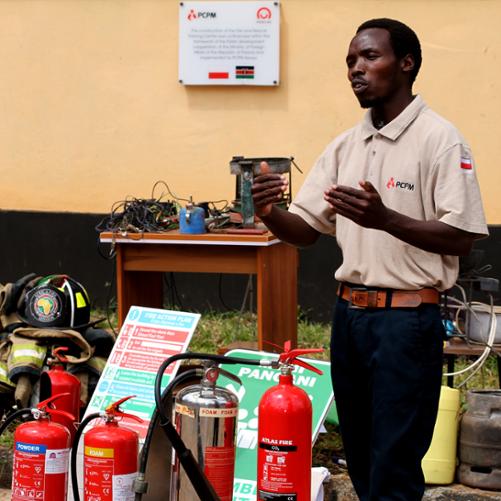 trwa prezentacja specjalistycznego sprzętu do gaszenia pożarów