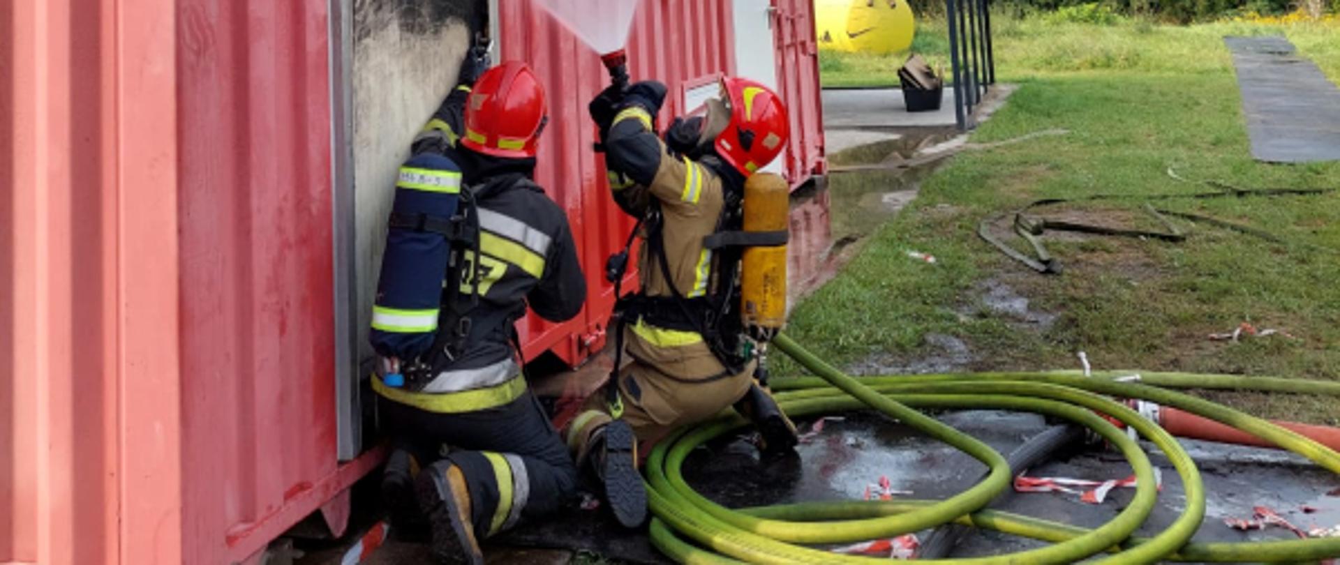 Strażacy podczas szkolenia z zakresu gaszenia pożarów wewnętrznych