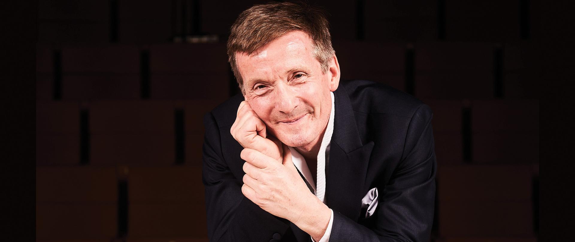 Plakat na czarnym tle. Zdjęcie prof. dr hab. Piotr Sutt Warsztaty perkusyjne 19.01.2024 g. 15:00 i 20.01.2024, g. 9:00 ZSM, ul. Nieszawska 13a