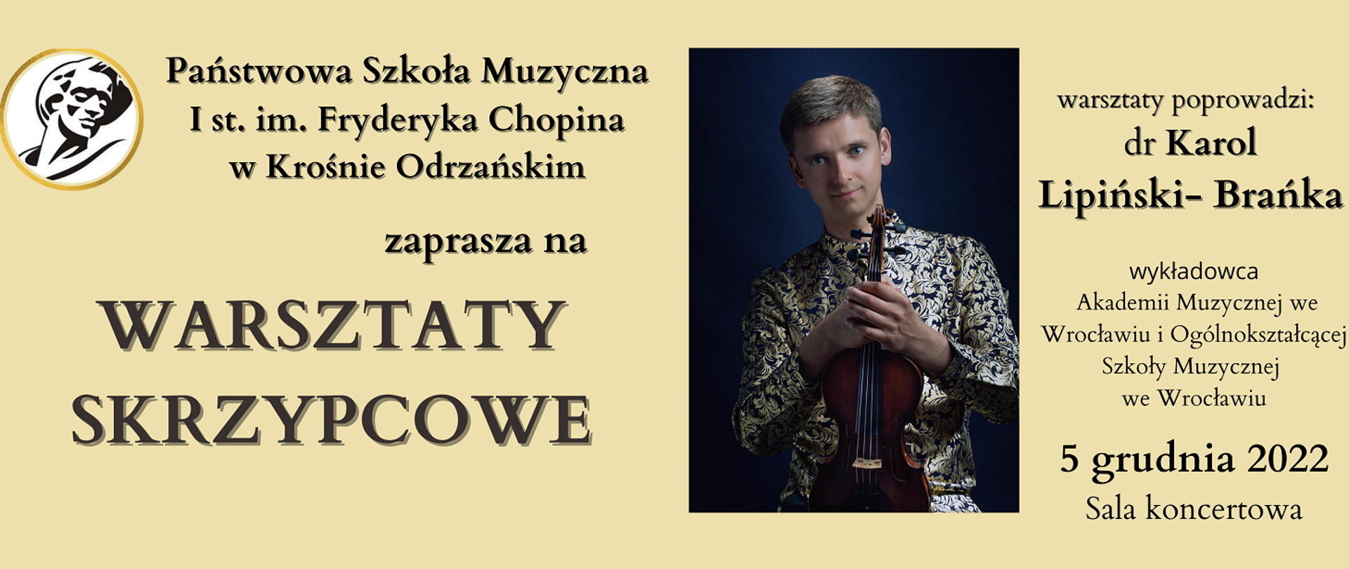 Fotografia wykładowcy ze skrzypcami w dłoniach