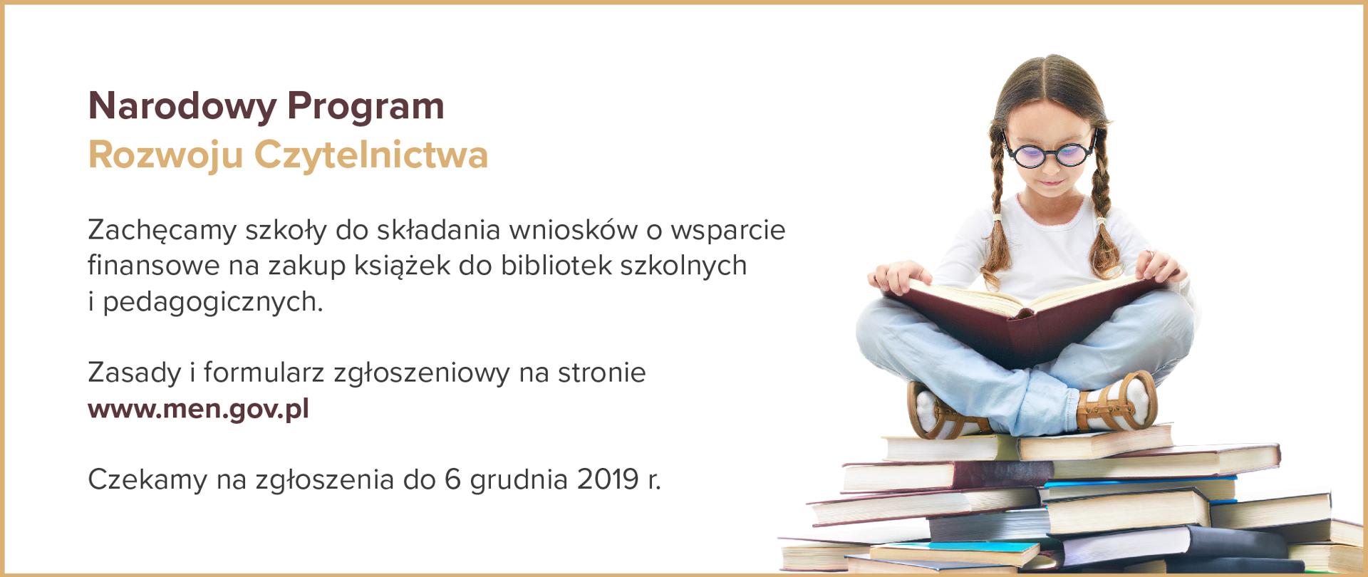 dziewczynka czyta na stercie z książek