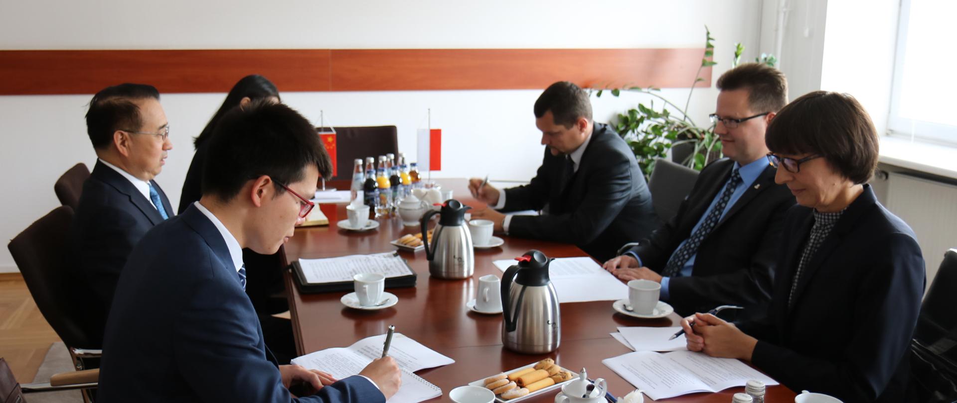 Spotkanie wiceministra A. Bittela z ambasadorem Chińskiej Republiki Ludowej Liu Guangyuanem