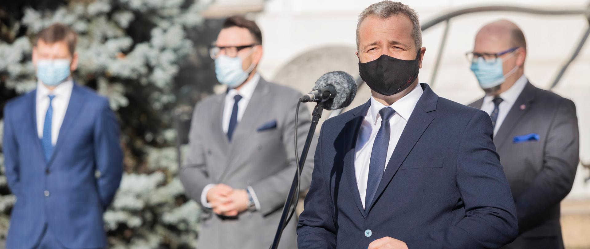 Konferencja prasowa przed budynkiem Kujawsko-Pomorskiego Urzędu Wojewódzkiego. Przy mikrofonie Wojewoda Mikołaj Bogdanowicz