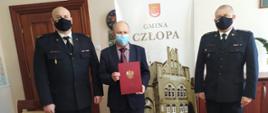 Na zdjęciu Komendanci KP PSP Wałcz z Burmistrzem Miasta i Gminy Człopa.