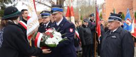 Funkcjonariusze wręczają kwiaty
