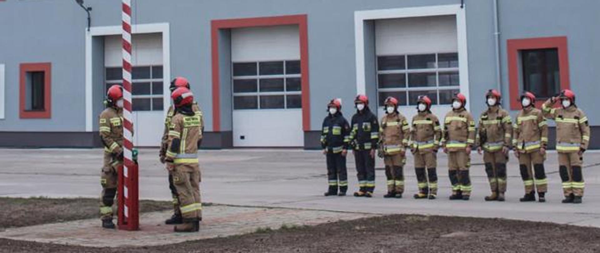 Zdjęcie przedstawia moment uroczystego podniesienia Flagi Państwowej RP na maszt