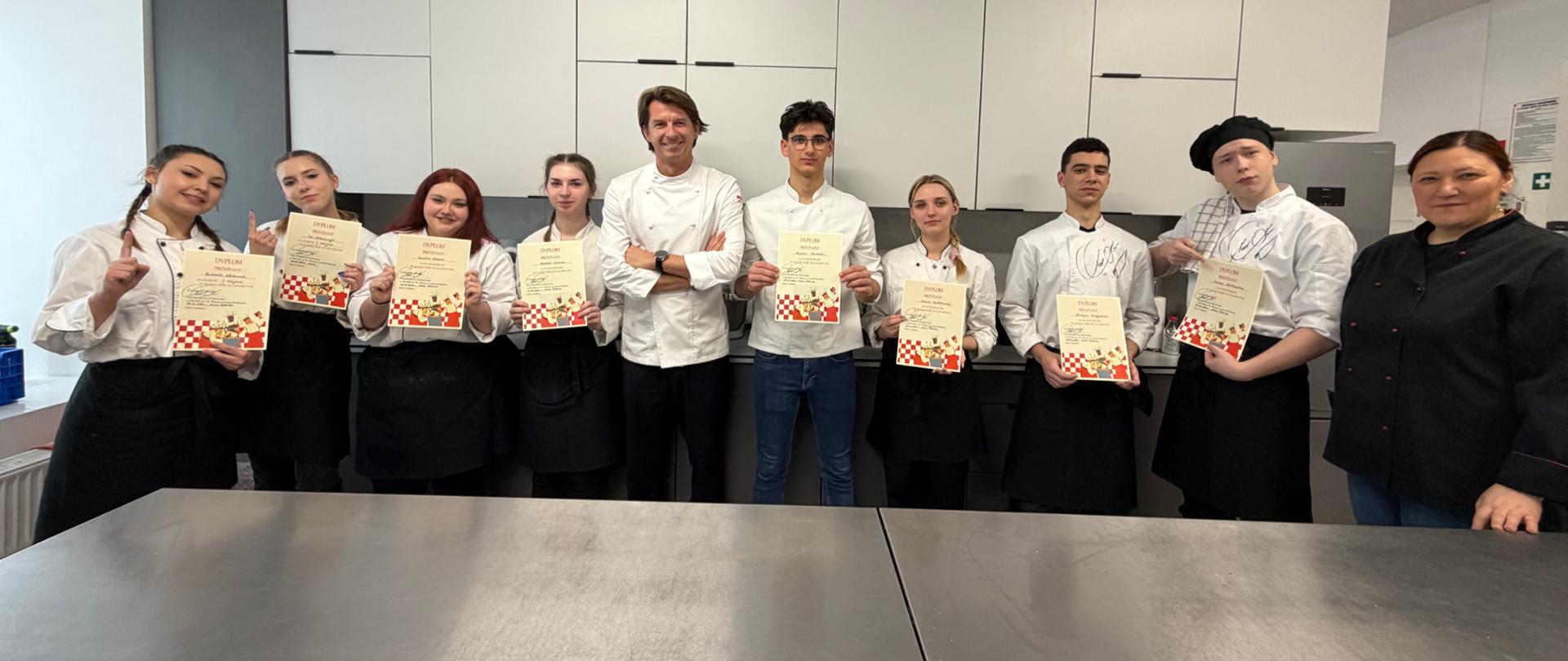 Karol Okrasa ze zwycięzcami konkursu kulinarnego i nauczycielką ZSCKR 